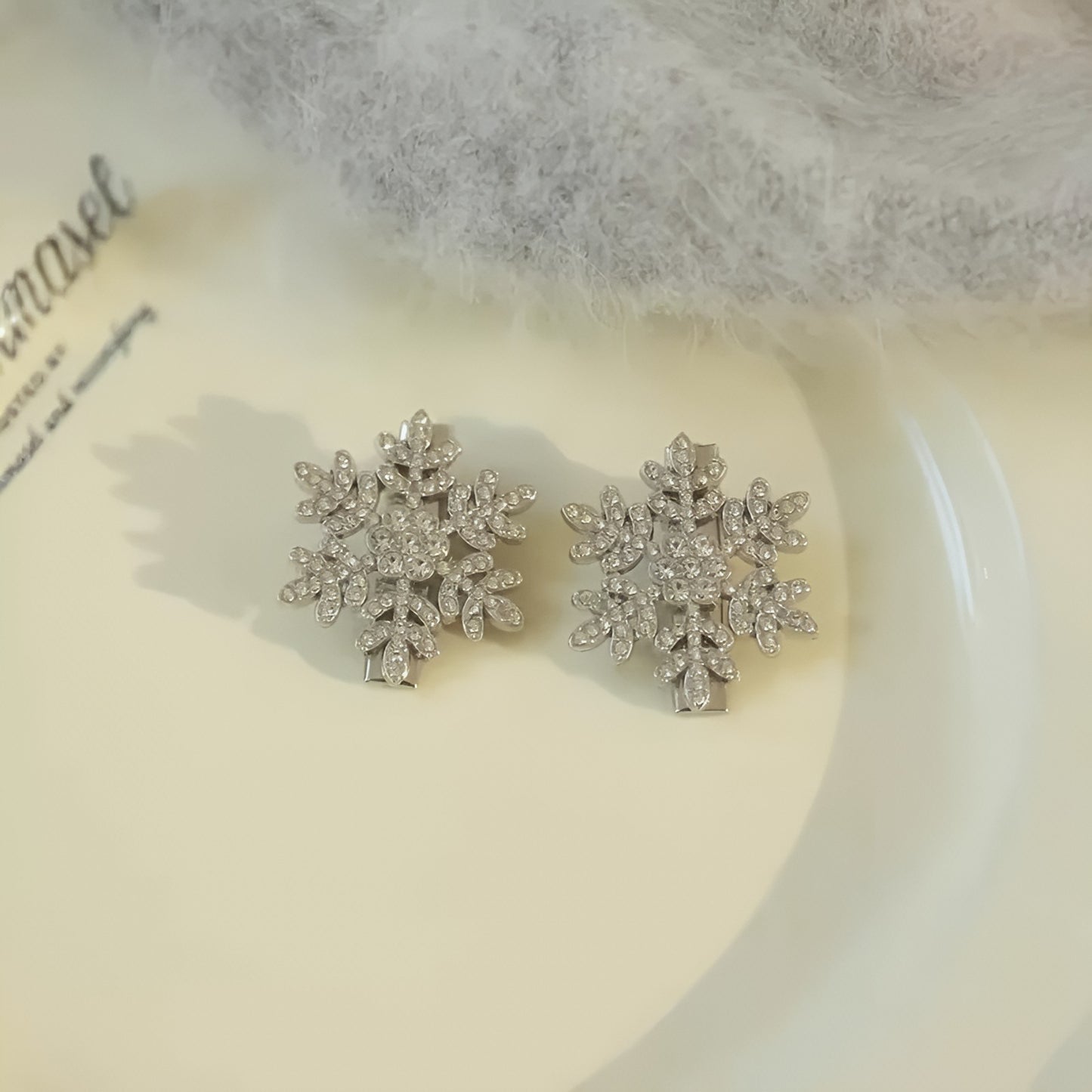 Crystal Snowflake Pearl Hair Clip – Elegant Women’s Hair Accessory