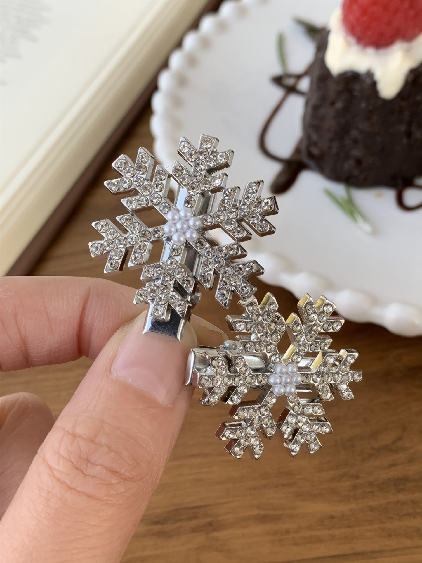 Crystal Snowflake Pearl Hair Clip – Elegant Women’s Hair Accessory