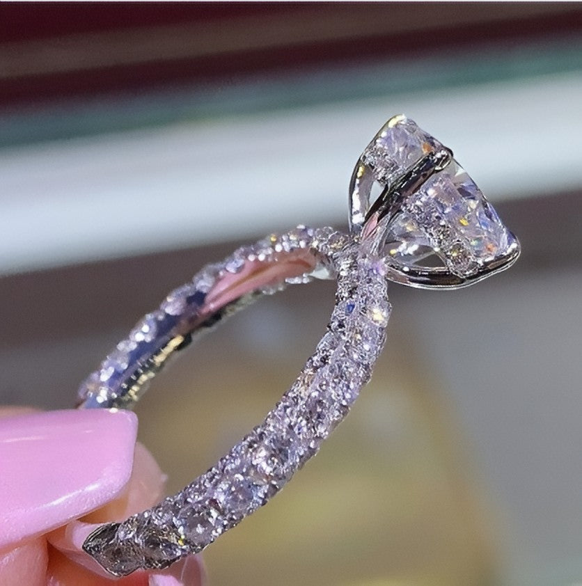 Glam Crystal Ring – Sparkling Women’s Fashion Ring