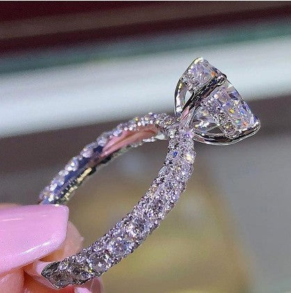 Glam Crystal Ring – Sparkling Women’s Fashion Ring